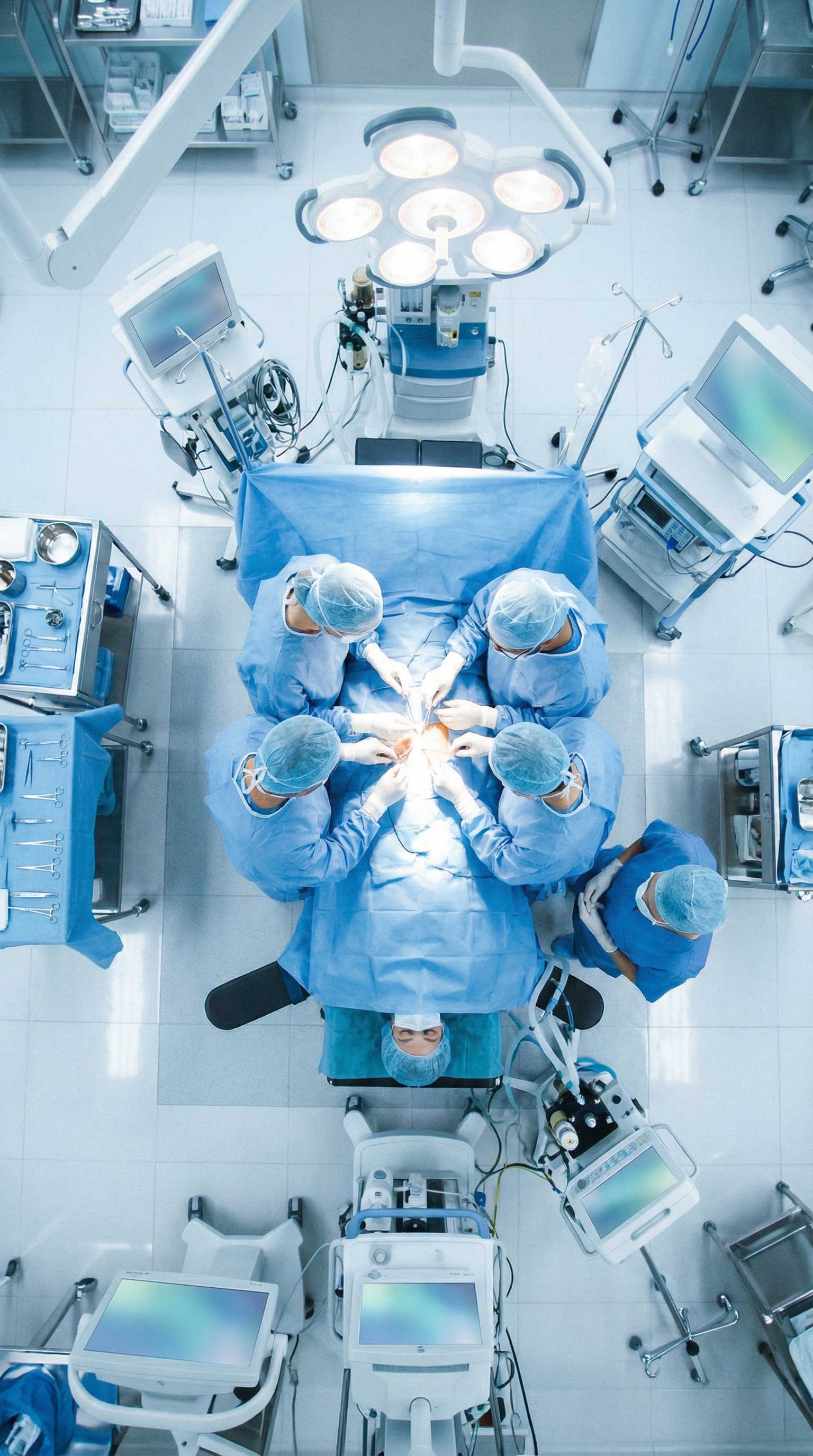 Monitor de EEG com traçado plano em sala cirúrgica, representando ausência de atividade cerebral durante o standstill